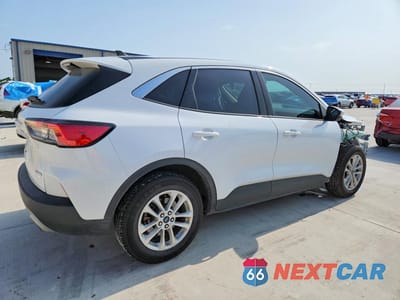 Trzecie zdjęcie samochodu z tyłu: 2020 FORD ESCAPE SE VIN:1FMCU0G69LUC02646 - miniatura
