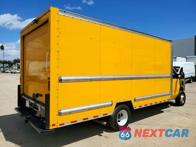 Trzecie zdjęcie samochodu z tyłu: 2022 FORD E350 BOX TRUCK ** R & D * PRI FLEET ** VIN:1FDWE3FN3NDC04013 - miniatura