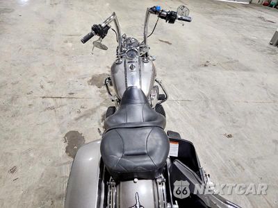 Zdjęcie 6 z 10 samochodu: 2017 HARLEY-DAVIDSON FLHR ROAD KING VIN:1HD1FBC13HB684852 - miniatura