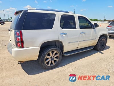 Trzecie zdjęcie samochodu z tyłu: 2010 GMC YUKON DENALI VIN:1GKUCEEF2AR230790 - miniatura