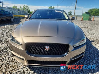 Piąte zdjęcie samochodu w środku: 2017 JAGUAR XE PRESTIGE VIN:SAJAK4BVXHA973702 - miniatura