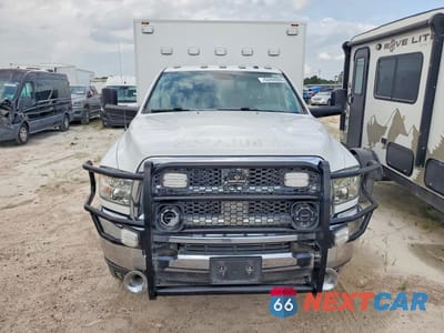 Piąte zdjęcie samochodu w środku: 2018 RAM 3500 FRAZER AMBULANCE VIN:3C7WRSBJ7JG188453 - miniatura