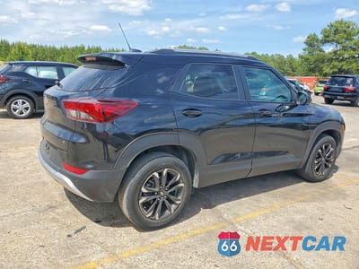 Trzecie zdjęcie samochodu z tyłu: 2022 CHEVROLET TRAILBLAZER LT VIN:KL79MPSL1NB077268 - miniatura