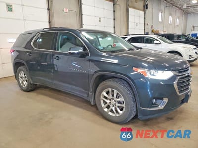 Czwarte zdjęcie samochodu z boku: 2018 CHEVROLET TRAVERSE LT VIN:1GNEVGKW8JJ264457 - miniatura