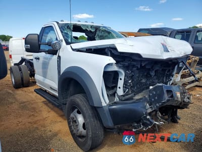Czwarte zdjęcie samochodu z boku: 2023 FORD F550 SUPER DUTY VIN:1FDUF5HT6PDA13300 - miniatura