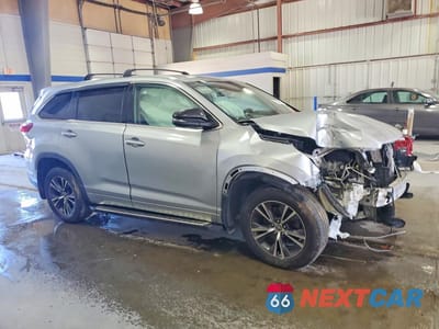 Czwarte zdjęcie samochodu z boku: 2018 TOYOTA HIGHLANDER LE VIN:5TDBZRFH6JS497828 - miniatura