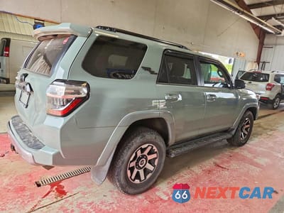 Trzecie zdjęcie samochodu z tyłu: 2022 TOYOTA 4 RUNNER VIN:JTERU5JR1N6070497 - miniatura