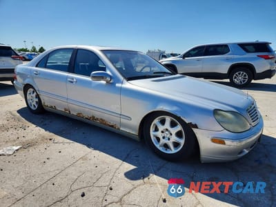Czwarte zdjęcie samochodu z boku: 2002 MERCEDES-BENZ S 500 VIN:WDBNG75J22A235619 - miniatura