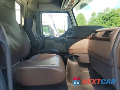 Piąte zdjęcie samochodu w środku: 2018 VOLVO VNL SEMI TRUCK VIN:4V4N39TG3JN988233 - miniatura