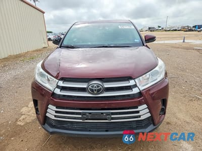 Piąte zdjęcie samochodu w środku: 2018 TOYOTA HIGHLANDER LE VIN:5TDZZRFH8JS286032 - miniatura
