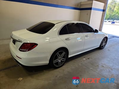 Trzecie zdjęcie samochodu z tyłu: 2019 MERCEDES-BENZ E 300 4MATIC VIN:WDDZF4KB7KA526320 - miniatura