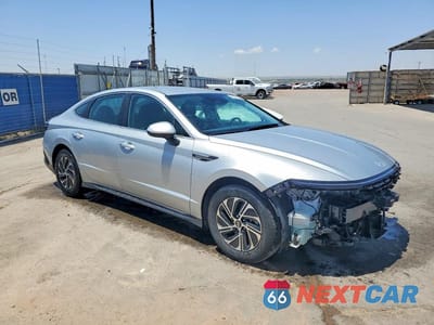 Czwarte zdjęcie samochodu z boku: 2026 HYUNDAI SONATA HYBRID BLUE VIN:KMHL24JJ0TA148407 - miniatura