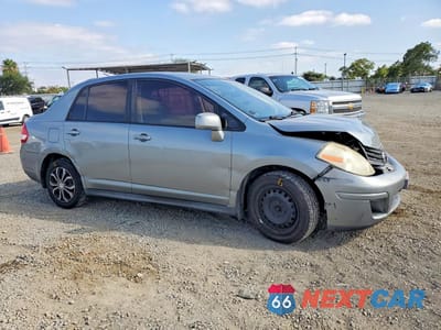 Czwarte zdjęcie samochodu z boku: 2010 NISSAN VERSA 1.8 S VIN:3N1BC1AP9AL451470 - miniatura