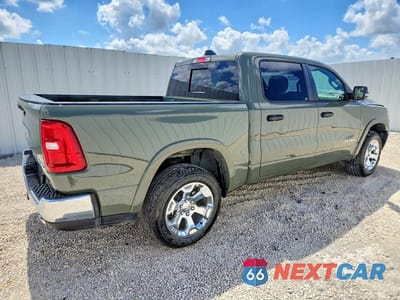 Trzecie zdjęcie samochodu z tyłu: 2026 RAM 1500 BIG HORN VIN:1C6SRFFP5TN255778 - miniatura