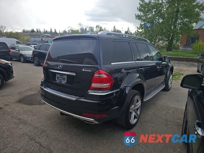 Czwarte zdjęcie samochodu z boku: 2011 MERCEDES-BENZ GL 450 4MATIC VIN:4JGBF7BE6BA738144 - miniatura