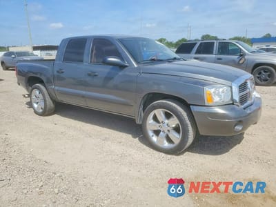 Czwarte zdjęcie samochodu z boku: 2006 DODGE DAKOTA QUAD SLT VIN:1D7HE48N26S529559 - miniatura