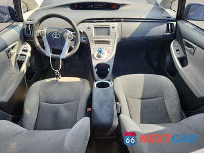 Zdjęcie 8 z 12 samochodu: 2015 TOYOTA PRIUS TWO VIN:JTDKN3DU2F0448435 - miniatura