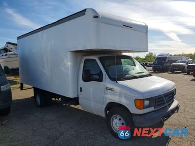 Czwarte zdjęcie samochodu z boku: 2007 FORD E450 BOX TRUCK VIN:1FDXE45P27DA56002 - miniatura