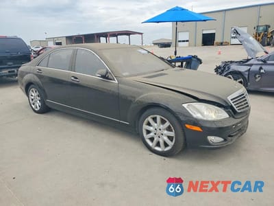 Czwarte zdjęcie samochodu z boku: 2007 MERCEDES-BENZ S 550 VIN:WDDNG71X67A121549 - miniatura