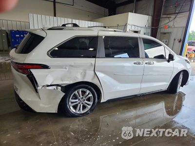 Trzecie zdjęcie samochodu z tyłu: 2024 TOYOTA SIENNA PLATINUM 7-PASSENGER VIN:5TDESKFC5RS113692 - miniatura