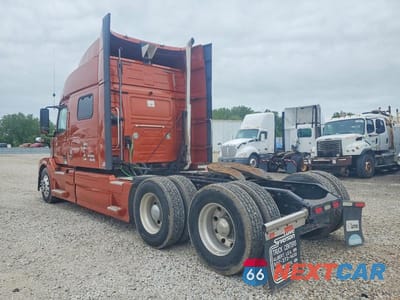 Trzecie zdjęcie samochodu z tyłu: 2013 VOLVO VN VNL - SEMI TRUCK VIN:4V4NC9EH9DN140433 - miniatura