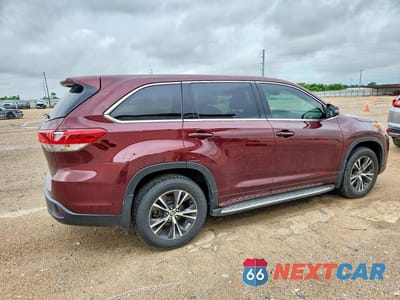 Trzecie zdjęcie samochodu z tyłu: 2018 TOYOTA HIGHLANDER LE VIN:5TDZZRFH8JS286032 - miniatura