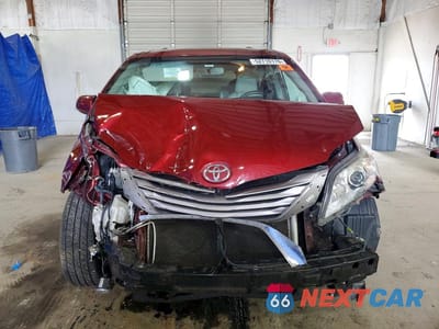 Piąte zdjęcie samochodu w środku: 2017 TOYOTA SIENNA XLE 8-PASSENGER VIN:5TDYZ3DC4HS821142 - miniatura