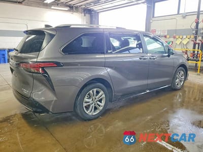 Trzecie zdjęcie samochodu z tyłu: 2024 TOYOTA SIENNA PLATINUM 7-PASSENGER VIN:5TDESKFC0RS151511 - miniatura