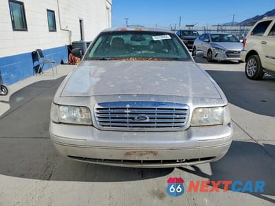 Piąte zdjęcie samochodu w środku: 2004 FORD CROWN VICTORIA VIN:2FAFP74WX4X132158 - miniatura