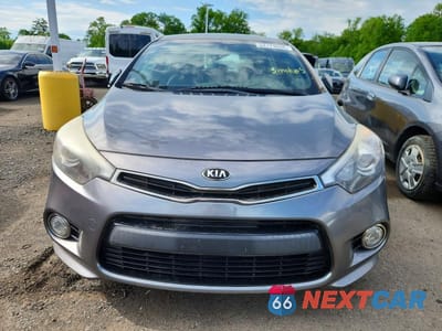 Piąte zdjęcie samochodu w środku: 2016 KIA FORTE SX VIN:KNAFZ5A35G5592172 - miniatura