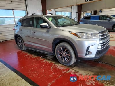 Czwarte zdjęcie samochodu z boku: 2018 TOYOTA HIGHLANDER XLE VIN:5TDJZRFH4JS530840 - miniatura