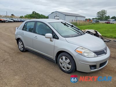Czwarte zdjęcie samochodu z boku: 2009 NISSAN VERSA 1.8 S VIN:3N1BC11E49L398087 - miniatura