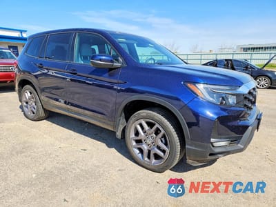 Czwarte zdjęcie samochodu z boku: 2022 HONDA PASSPORT EXL VIN:5FNYF8H5XNB023066 - miniatura