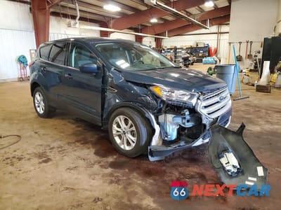 Czwarte zdjęcie samochodu z boku: 2019 FORD ESCAPE SE VIN:1FMCU9GD4KUC01387 - miniatura