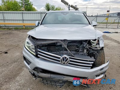 Piąte zdjęcie samochodu w środku: 2017 VOLKSWAGEN TOUAREG WOLFSBURG VIN:WVGRF7BP1HD000646 - miniatura