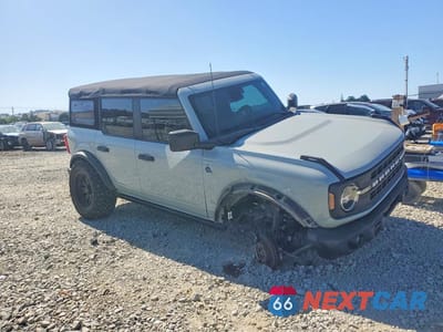 Czwarte zdjęcie samochodu z boku: 2022 FORD BRONCO BASE VIN:1FMEE5DP9NLB07366 - miniatura