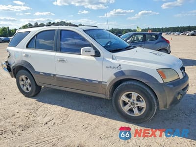 Czwarte zdjęcie samochodu z boku: 2005 KIA SORENTO LX VIN:KNDJD733X55367571 - miniatura