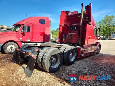 Czwarte zdjęcie samochodu z boku: 2015 VOLVO VNL SEMI TRUCK VIN:4V4NC9EJ2FN190418 - miniatura
