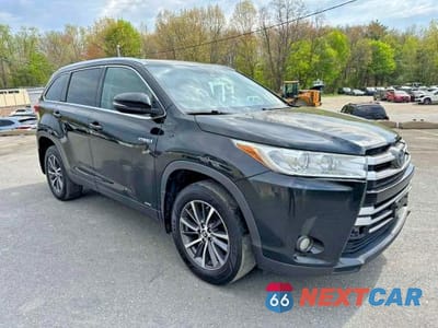Czwarte zdjęcie samochodu z boku: 2019 TOYOTA HIGHLANDER HYBRID XLE VIN:5TDJGRFH9KS062515 - miniatura