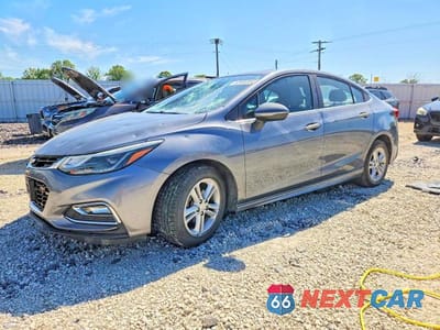 2018 CHEVROLET CRUZE LT 1G1BE5SM1J7235080 - główne zdjęcie licytacji z USA - miniatura