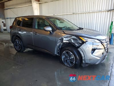 Czwarte zdjęcie samochodu z boku: 2025 NISSAN ROGUE SV VIN:5N1BT3BA0SC835004 - miniatura