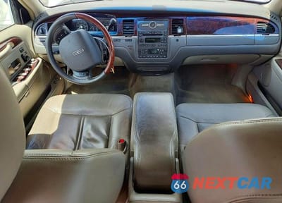 Zdjęcie 8 z 12 samochodu: 2011 LINCOLN TOWN CAR SIGNATURE LIMITED VIN:2LNBL8CV6BX763503 - miniatura