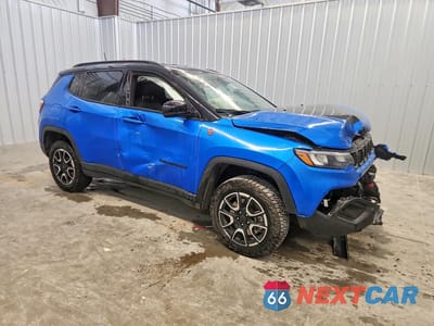 Czwarte zdjęcie samochodu z boku: 2025 JEEP COMPASS TRAILHAWK VIN:3C4NJDDN2ST536924 - miniatura