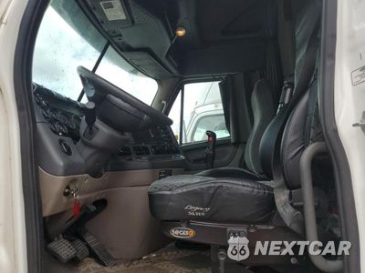 Piąte zdjęcie samochodu w środku: 2012 FREIGHTLINER CASCADIA SEMI TRUCK VIN:1FUJGLBGXCSBR8358 - miniatura