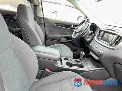 Piąte zdjęcie samochodu w środku: 2018 KIA SORENTO LX VIN:5XYPG4A38JG391128 - miniatura