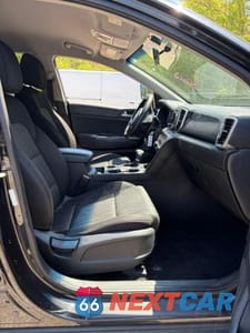 Piąte zdjęcie samochodu w środku: 2017 KIA SPORTAGE LX VIN:KNDPMCAC5H7258370 - miniatura