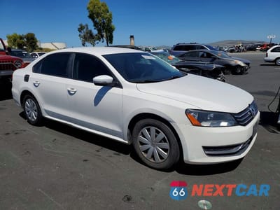 Czwarte zdjęcie samochodu z boku: 2013 VOLKSWAGEN PASSAT S VIN:1VWAP7A39DC029094 - miniatura