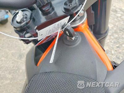 Zdjęcie 8 z 9 samochodu: 2024 KTM 690 SMC R VIN:VBKLSV403RM762760 - miniatura