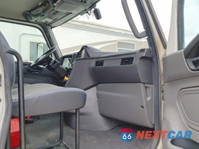 Piąte zdjęcie samochodu w środku: 2025 INTERNATIONAL LT62F SEMI TRUCK VIN:3HSDZTZR9SN123307 - miniatura