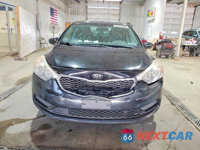 Piąte zdjęcie samochodu w środku: 2016 KIA FORTE LX VIN:KNAFK4A69G5540049 - miniatura